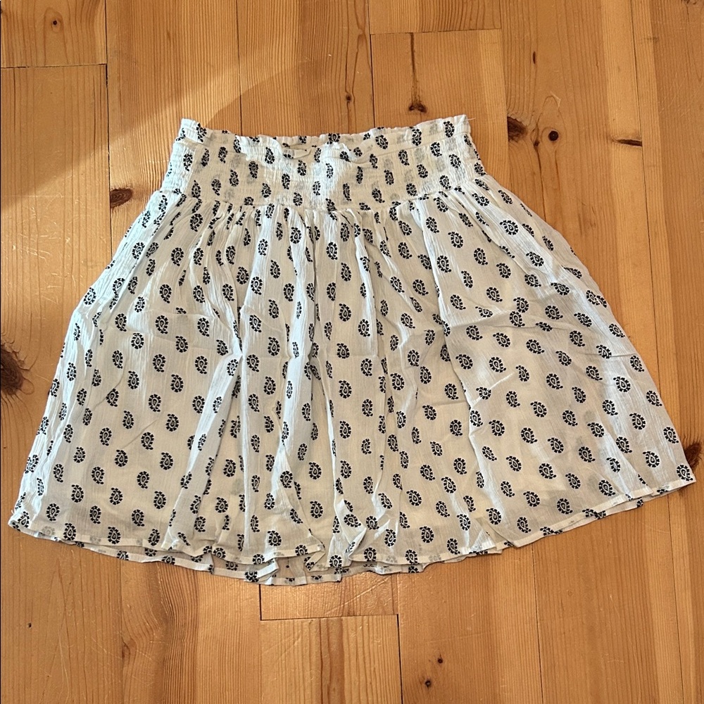 Old Navy Black and cream paisley smocked waist Skirt
